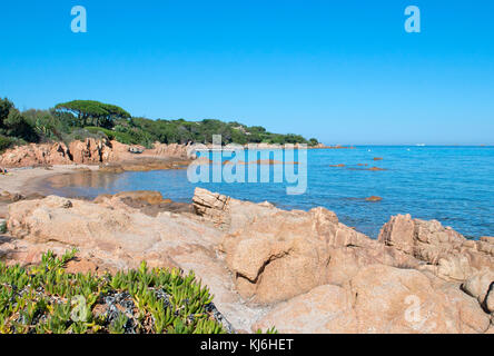 Blick auf den schönen Strand von Romazzino, Costa Smeralda, Sardinien, Italien Stockfoto