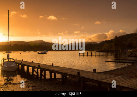 Sonnenuntergang am Waterhead Pier am Lake Windermere in der Nähe von Ambleside, Cumbria Lake District England Stockfoto