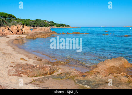 Blick auf den schönen Strand von Romazzino, Costa Smeralda, Sardinien, Italien Stockfoto