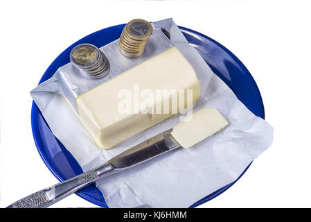 Butter auf der blauen Platte mit Euro Münzen Geld auf Weiß. Stockfoto