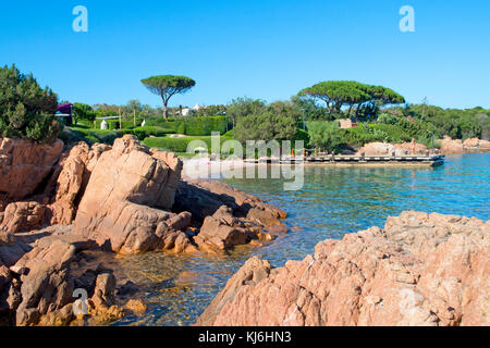 Blick auf den schönen Strand von Romazzino, Costa Smeralda, Sardinien, Italien Stockfoto