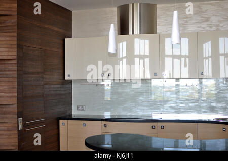 Fragment der modernen Küche Interieur mit eingebauten Geräten Stockfoto