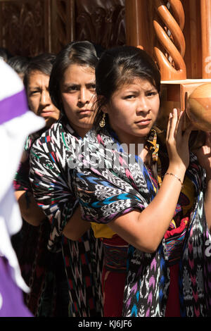 Maya Frauen tragen ein Schwimmer an Ostern Prozession in San Pedro La Laguna, Guatemala Stockfoto