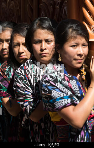 Maya Frauen tragen ein Schwimmer an Ostern Prozession in San Pedro La Laguna, Guatemala Stockfoto