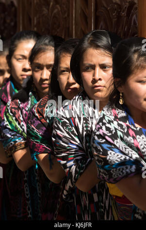 Maya Frauen tragen ein Schwimmer an Ostern Prozession in San Pedro La Laguna, Guatemala Stockfoto