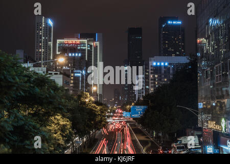 Lange Belichtung Ausblick auf die Straße in Chengdu bei Nacht mit Wolkenkratzern im Hintergrund, Provinz Sichuan, China Stockfoto