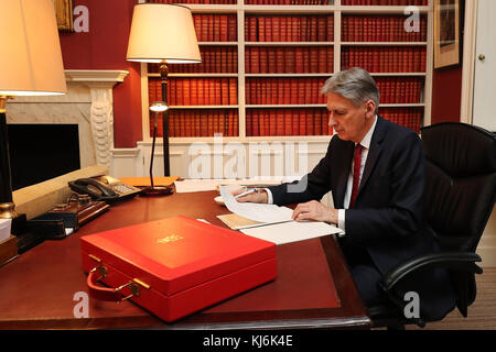 AM Dienstag, den 1800. NOVEMBER 21, wird DER Schatzkanzler Philip Hammond seine Rede in seinem Büro in der Downing Street, London, vorbereiten, bevor er am Mittwoch seine Haushaltsankündigung für 2017 bekannt gegeben hat. Stockfoto