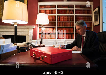 AM Dienstag, den 1800. NOVEMBER 21, wird DER Schatzkanzler Philip Hammond seine Rede in seinem Büro in der Downing Street, London, vorbereiten, bevor er am Mittwoch seine Haushaltsankündigung für 2017 bekannt gegeben hat. Stockfoto