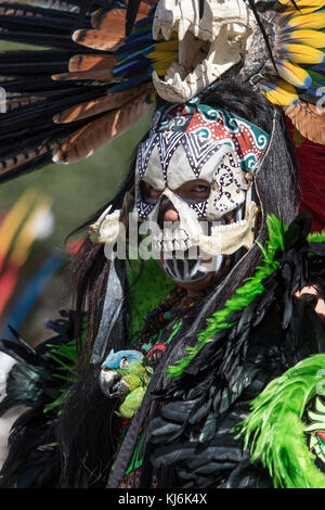März 4, 2016, San Miguel de Allende, Mexiko: Indigene maskierten Tänzer an der älteren de la conquista Feier Stockfoto