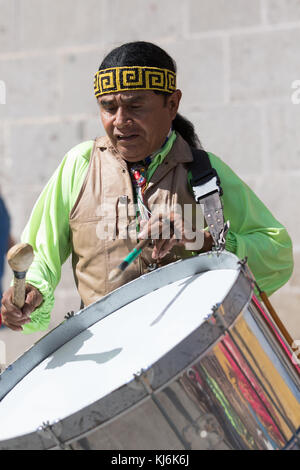 März 4, 2016, San Miguel de Allende, Mexiko: indigene Drummer Thomas an der älteren de la conquista Feier Stockfoto