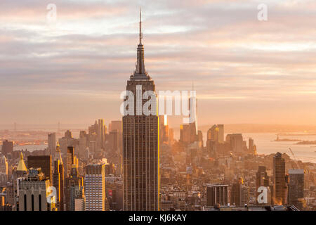 USA, New York City: das Empire State Building von der Dachterrasse des Rockefeller Center, le Top des Rock gesehen, in Manhattan Stockfoto
