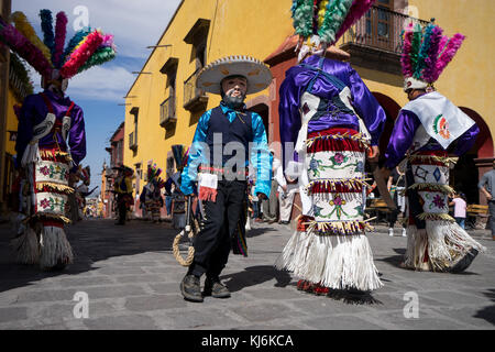 März 4, 2016, San Miguel de Allende, Mexiko: maskierte Straße Tänzer an der älteren de la conquista Feier Stockfoto