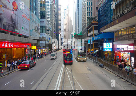 Hong Kong, Hong Kong - 20. April 2015: traditionelle Straßenbahnen Autos Reisen durch Island im Stadtteil Wanchai. Stockfoto