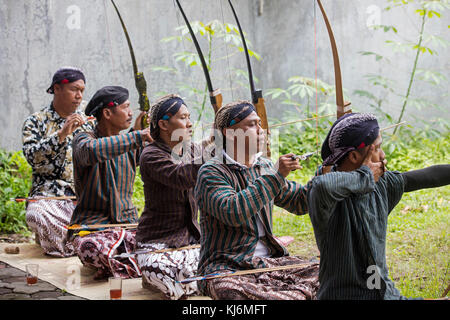 Indonesische Männer üben jemparingan/traditionellen javanischen Bogenschießen Mit Pfeil und Bogen in der Stadt Yogyakarta, Java, Indonesien Stockfoto