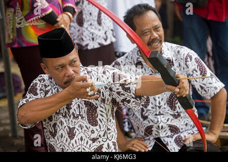 Bürgermeister der Stadt Yogyakarta üben jemparingan/traditionellen javanischen Bogenschießen Mit Pfeil und Bogen schießen, Java, Indonesien Stockfoto