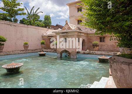 Badelandschaft im Taman Sari Water Castle, einem ehemaligen königlichen Garten des Sultanats von Yogyakarta, Java, Indonesien Stockfoto