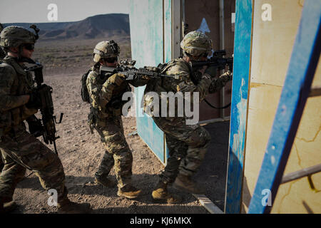 Us-Armee Soldaten der Schlacht Unternehmen, 1-32 Infanterie, 1. Brigade Combat Team, 10 Mountain Division zugeordnet Combined Joint Task Force-Horn von Afrikas (CJTF-HOA) East African Response Force (EVFF), führt Team level Live Fire shoot house Training in Dschibuti, Afrika, Nov. 11, 2017. 4 mann Teams auf die Verletzung, Eingeben und Löschen ein Zimmer mit mehreren Zielen bei Tag und Nacht die kleine Einheit Taktiken und Techniken zu entwickeln, die Fähigkeit des Evff auf Krisen in ihrem Bereich der Operationen zur Verbesserung ausgebildet. Der Zweck der Evff ist zu schnell anpassbaren packag bieten Stockfoto