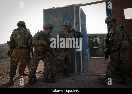 Us-Armee Soldaten der Schlacht Unternehmen, 1-32 Infanterie, 1. Brigade Combat Team, 10 Mountain Division zugeordnet Combined Joint Task Force-Horn von Afrikas (CJTF-HOA) East African Response Force (EVFF), führt Team level Live Fire shoot house Training in Dschibuti, Afrika, Nov. 11, 2017. 4 mann Teams auf die Verletzung, Eingeben und Löschen ein Zimmer mit mehreren Zielen bei Tag und Nacht die kleine Einheit Taktiken und Techniken zu entwickeln, die Fähigkeit des Evff auf Krisen in ihrem Bereich der Operationen zur Verbesserung ausgebildet. Der Zweck der Evff ist zu schnell anpassbaren packag bieten Stockfoto