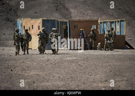 Us-Armee Soldaten der Schlacht Unternehmen, 1-32 Infanterie, 1. Brigade Combat Team, 10 Mountain Division zugeordnet Combined Joint Task Force-Horn von Afrikas (CJTF-HOA) East African Response Force (EVFF), führt Team level Live Fire shoot house Training in Dschibuti, Afrika, Nov. 11, 2017. 4 mann Teams auf die Verletzung, Eingeben und Löschen ein Zimmer mit mehreren Zielen bei Tag und Nacht die kleine Einheit Taktiken und Techniken zu entwickeln, die Fähigkeit des Evff auf Krisen in ihrem Bereich der Operationen zur Verbesserung ausgebildet. Der Zweck der Evff ist zu schnell anpassbaren packag bieten Stockfoto