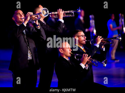 III Marine Expeditionary Force Band Mitglieder durchführen, während der Proben, November 14, 2017, an der Nippon Budokan Arena in Tokio, Japan, als Teil des Japan Verteidigung-kraft Marching Band Festival. Das Festival bietet die Gelegenheit für militärische Bands aus den USA, Thailand und Japan zu Bond durch Musik und militärische Kultur. (U.S. Marine Corps Foto von Cpl. Andreas Neumann) Stockfoto