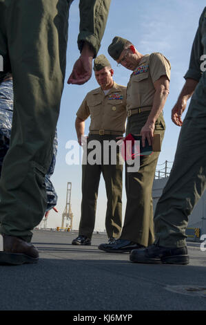 BETRIEBSBEREICH DER 5. US-FLOTTE (NOV 15, 2017) Brig. General Francis Donovan, Task Force, 5TH Marine Expeditionary Brigade, wird von Kapitän Joseph Olson, Kommandant des amphibischen Angriffsschiffs USS America (LHA 6), während eines planmäßigen Hafenbesuchs begrüßt. Amerika wird in den 5. Einsatzbereich der US-Flotte eingesetzt, um die Sicherheit im Seeverkehr zu unterstützen, um Verbündete und Partner zu beruhigen und die Freiheit der Schifffahrt und den freien Handel in der Region zu bewahren. Stockfoto