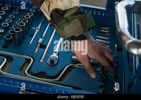 Us Air Force Airman 1st Class Cody Hilderbrand, 20 Aircraft Maintenance Squadron Tactical Aircraft Maintainer, nimmt die Verantwortlichkeit seiner Toolbox bei Shaw Air Force Base, South Carolina, Nov. 16, 2017. Hilderbrand ins Leben gerufen und gepflegt CM F-16 Fighting Falcons während der Teilnahme in der ersten schnellen Bereit Weasel übung, die getesteten Fähigkeiten der Flieger Stressoren wie chemischen, biologischen, radiologischen und nuklearen Bedingungen zu ertragen. (U.S. Air Force Foto von Airman 1st Class Destinee Sweeney) Stockfoto