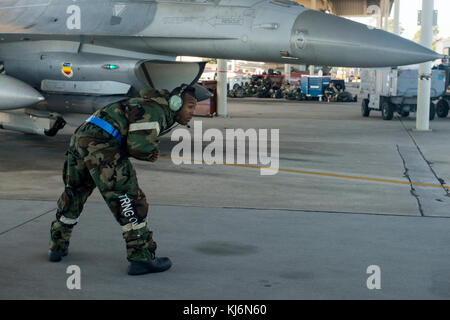 Ein US Air Force Tactical Aircraft Betreuer für das 20 Aircraft Maintenance Squadron marshals einen F-16 CM Fighting Falcon bei Shaw Air Force Base, South Carolina, Nov. 16, 2017 zugeordnet. Die Airman nahmen an der Schnellen bereit Weasel Bewegung, eine neue Art der Übung um die Bedürfnisse der Fighter Squadrons des 20. Jagdgeschwaders zugeschnitten, damit Sie auf die Erhaltung der flightline Bereitschaft zu konzentrieren. (U.S. Air Force Foto von Airman 1st Class Destinee Sweeney) Stockfoto