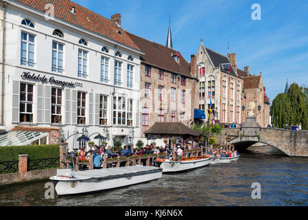 Bootstouren auf dem Djiver Kanal vor dem Hotel de Orangerie, Brügge (Brügge), Belgien. Stockfoto