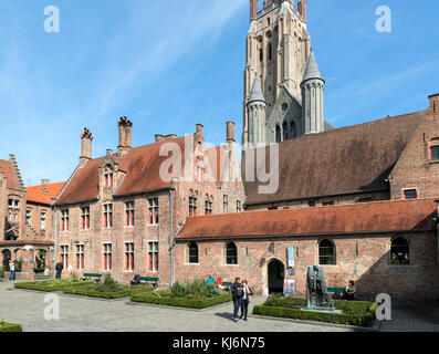 Alte St John's Hospital (Oud Sint-Janshospitaal) mit Turm der Kirche Unserer Lieben Frau (Onze-Lieve-Vrouwekerk) hinter, Brügge (Brügge), Belgien Stockfoto