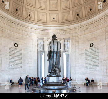 Jefferson Memorial. Besucher rund um die Statue von Thomas Jefferson in das Jefferson Memorial, West Potomac Park, Washington DC, USA Stockfoto