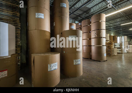 Industrielle Papierrollen im Lager Stockfoto