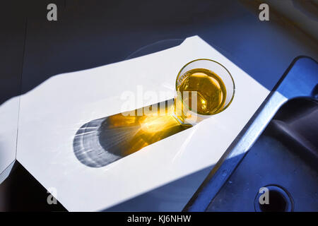 Glas im Sonnenlicht mit Schatten & Reflexion Stockfoto