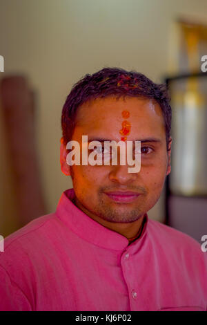 KATHMANDU, NEPAL - 04. SEPTEMBER 2017: Porträt eines nicht identifizierten nepalesischen Mannes in traditioneller Kleidung von Kathmandu, Nepal Stockfoto