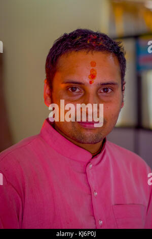 KATHMANDU, NEPAL - 04. SEPTEMBER 2017: Porträt eines nicht identifizierten nepalesischen Mannes in traditioneller Kleidung von Kathmandu, Nepal Stockfoto