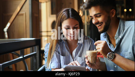 Frau und Mann im Cafe flirten Stockfoto