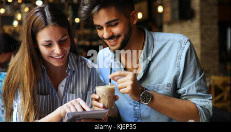 Frau und Mann im Cafe flirten Stockfoto