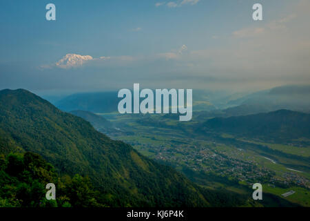Unglaubliche Aussicht vom Hügel des Berges Annapurna bei Sonnenaufgang am Sarangkot, Nepal Stockfoto