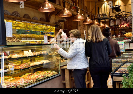 Frau in der Griechischen Bäckerei cafe Auswahl Sandwich von Display, Athen, Griechenland Stockfoto