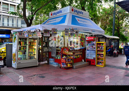Straße mit Schlangen, Getränke und Souvenirs zum Verkauf auf der Ermou Straße im Zentrum von Athen, Griechenland Abschaltdruck Stockfoto