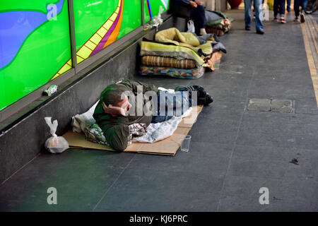 Obdachlosigkeit auf Pflaster in der Ermou Straße im Zentrum von Athen, Griechenland Stockfoto