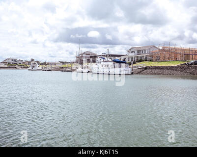 Waterfront Häusern mit eigenem Bootsanleger im Bau am Marsden Cove, in der Nähe von Whangarei, Northland, Neuseeland, NZ-kopie Platz im Himmel und Meer Stockfoto