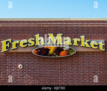 Die Werbung sign Braum's Ice Cream und Milchprodukte store Frische Markt in Guthrie, Oklahoma, USA. Stockfoto