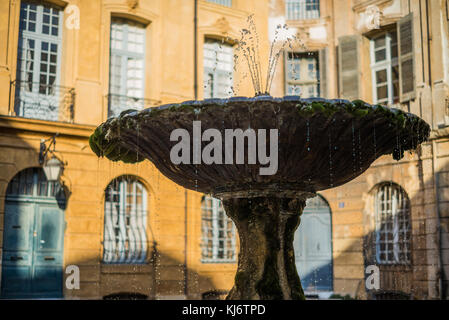 Brunnen auf dem Place d'Albertas, Aix-en-Provence, Provence, Frankreich, Europa. Stockfoto