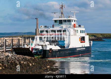 MV Loch Portain, die CalMac-Fähre zwischen Berneray und Leverburgh auf Harris am Fährhafen Berneray. Stockfoto