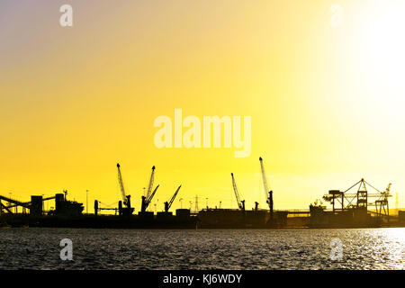 South Shields Schiffbau Kräne und Docks Be-und Entladen von Ladungen bei Sonnenuntergang Stockfoto