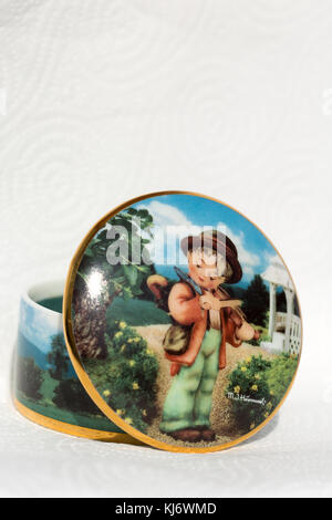 Goebel Hummel Produkte. Keramik Figur wenig Fiddler-Black Hut. Music Box Stockfoto