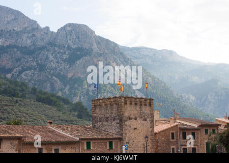 Rathaus mit Fahnen am Haupteingang zum Dorf Fornalutx, Mallorca, Spanien Stockfoto