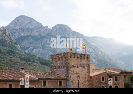 Rathaus mit Fahnen am Haupteingang zum Dorf Fornalutx, Mallorca, Spanien Stockfoto