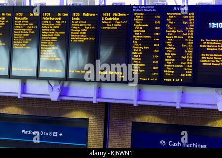 Abreise Zeitplan anzeigen Kingscross Station LONDON GROSSBRITANNIEN Stockfoto