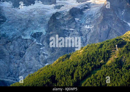 Nationalpark Ecrins mit Seilbahn zum Meije Gletscher im Sommer. La Grave, Alpes-de-Haute-Provence, Alpen, Frankreich Stockfoto